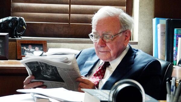 Tại sao Warren Buffett khuyên mọi người nên đọc nhiều sách về đầu tư?