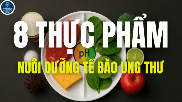 Có bao giờ bạn thắc mắc tại sao có những người ăn uống, sinh hoạt tưởng chừng giống hệt chúng ta, nhưng lại dễ mắc ung thư hơn? Phải chăng nguyên nhân không chỉ nằm ở yếu tố di truyền, mà còn liên quan chặt chẽ đến những lựa chọn tưởng chừng rất nhỏ trong khẩu phần ăn hằng ngày? Nhiều nghiên cứu chỉ ra rằng, môi trường bên trong cơ thể – đặc biệt là độ pH – có ảnh hưởng trực tiếp đến sự phát triển của tế bào ung thư. Và đây chính là lý do khiến các chuyên gia sức khỏe tự nhiên, trong đó có Barbara O’Neill, thường xuyên nhấn mạnh: “Ung thư thích môi trường axit”.Điều đáng nói là, axit không đến từ một nguồn xa lạ, mà lại xuất phát ngay từ những thực phẩm quen thuộc nhất: miếng thịt đỏ trong bữa cơm, tách cà phê mỗi sáng, hay lát bánh mì chúng ta ăn vội khi đi làm. Những thứ dường như vô hại ấy lại có thể làm giảm pH nội môi, khiến cơ thể trở thành “mảnh đất màu mỡ” cho ung thư. Trong video này, chúng ta sẽ cùng phân tích 8 loại thực phẩm có tính axit cao, tìm hiểu cơ chế ảnh hưởng của chúng, đồng thời bàn về những bước điều chỉnh đơn giản nhưng hiệu quả để lấy lại cân bằng – từ đó tăng sức đề kháng và tự nhiên phòng chống ung thư. Phần 1: Tại sao ung thư thích môi trường axit? Khi nhắc đến mối liên hệ giữa pH và ung thư, hầu hết chúng ta đều nghe đi nghe lại một khẳng định quen thuộc: “Ung thư phát triển mạnh trong môi trường axit, nhưng không thể sống trong môi trường kiềm.” Nghe qua có vẻ đơn giản, nhưng thực tế lại phức tạp hơn rất nhiều. Trước hết, về mặt sinh học, các nghiên cứu đã chứng minh rằng tế bào ung thư có khả năng “thích nghi” với điều kiện thiếu oxy, và chính sự chuyển hóa bất thường này khiến môi trường xung quanh chúng trở nên axit hơn. Quá trình phân giải glucose ở mức năng lượng thấp (hiện tượng Warburg) tạo ra nhiều acid lactic, làm giảm pH tại vùng mô nơi tế bào ung thư sinh trưởng. Môi trường này không chỉ giúp ung thư tồn tại, mà còn khiến hệ miễn dịch khó phát hiện và tiêu diệt chúng hơn. Tuy nhiên, nếu xét ở cấp độ toàn thân, cơ thể con người sở hữu một cơ chế điều chỉnh pH máu vô cùng chặt chẽ. Bất kể chúng ta ăn gì, pH máu gần như luôn dao động trong khoảng 7,35 – 7,45. Nếu vượt ra ngoài ngưỡng này, sự sống sẽ bị đe dọa ngay lập tức. Chính vì thế, nhiều nhà khoa học phản biện rằng việc ăn uống không thể “kiềm hóa máu” một cách đơn giản như nhiều tài liệu phổ thông thường tuyên bố. Đây cũng là lý do khiến chủ đề này vẫn còn gây tranh cãi gay gắt trong y học hiện đại. Dẫu vậy, có một khía cạnh cần phân biệt: chế độ ăn uống tuy không thay đổi pH máu, nhưng lại ảnh hưởng rõ rệt đến pH của nước tiểu, dịch mô, và môi trường vi mô quanh tế bào. Chính những “vi môi trường” này mới là nơi ung thư bắt đầu nhen nhóm. Khi một cơ thể liên tục phải xử lý lượng lớn thực phẩm tạo axit – thịt chế biến, đường tinh luyện, rượu bia – hệ đệm sinh học phải làm việc quá tải để giữ cân bằng máu, vô hình trung tạo nên tình trạng viêm mạn tính, suy giảm miễn dịch, và từ đó mở đường cho bệnh ung thư. Ở góc độ dinh dưỡng học thực hành, một chế độ ăn giàu rau xanh, trái cây, ngũ cốc nguyên hạt không chỉ “kiềm hóa” theo nghĩa phổ thông, mà còn cung cấp chất chống oxy hóa, vitamin, khoáng chất giúp cơ thể trung hòa gốc tự do, giảm viêm và tăng cường hệ miễn dịch. Điều này có ý nghĩa thực tiễn lớn hơn nhiều so với việc tranh cãi xem “ăn chanh có kiềm hóa máu hay không”. Quan điểm cá nhân của tôi là: thay vì nhìn nhận theo kiểu “đen – trắng” (hoặc hoàn toàn đúng, hoặc hoàn toàn sai), chúng ta nên tiếp cận theo hướng cân bằng. Không có thực phẩm nào là tuyệt đối xấu nếu được sử dụng hợp lý, nhưng khi một chế độ ăn nghiêng hẳn về phía thực phẩm axit, cái giá phải trả sẽ là môi trường nội bào dễ viêm, suy giảm sức đề kháng và gia tăng nguy cơ ung thư. Ngược lại, chủ động đưa thêm thực phẩm giàu tính kiềm và duy trì lối sống lành mạnh sẽ giúp cơ thể không chỉ chống ung thư, mà còn phòng ngừa nhiều bệnh mạn tính khác. Tóm lại, ung thư “thích” môi trường axit không phải là lời cảnh báo vô căn cứ, mà là lời nhắc nhở để chúng ta ý thức hơn trong việc lựa chọn thực phẩm hằng ngày. Điều quan trọng không phải là biến bữa ăn thành “cuộc chiến pH”, mà là xây dựng thói quen ăn uống hướng về sự cân bằng, đa dạng và nuôi dưỡng sức khỏe lâu dài. Phần 2: 8 thực phẩm tạo axit nguy hiểm 1. Thịt đỏ & thịt chế biến sẵn Không thể phủ nhận thịt đỏ là nguồn cung cấp protein, sắt và vitamin B12 dồi dào. Tuy nhiên, khi tiêu thụ quá mức – đặc biệt dưới dạng chế biến sẵn như xúc xích, thịt xông khói, giăm bông – nguy cơ ung thư lại tăng cao. Nguyên nhân chính nằm ở nitrat, nitrit và các hợp chất nitrosamine được sinh ra trong quá trình bảo quản, hun khói, nướng cháy. Những chất này đã được WHO xếp vào nhóm có khả năng gây ung thư. Điều đáng chú ý là, không phải ăn thịt đỏ là “có tội” ngay lập tức. Vấn đề nằm ở liều lượng và cách chế biến. Một miếng bít tết thỉnh thoảng sẽ khác hoàn toàn so với việc ngày nào cũng ăn xúc xích công nghiệp. Cá nhân tôi cho rằng, nếu chọn nguồn thịt sạch, nấu bằng phương pháp hấp, luộc, hầm – hạn chế chiên rán, nướng cháy – thì thịt đỏ vẫn có thể là một phần của chế độ ăn cân bằng. 2. Lúa mì lai tạo Trong vòng vài thập kỷ qua, lúa mì hiện đại đã được lai tạo để tăng năng suất, rút ngắn thời gian thu hoạch. Nhưng cái giá phải trả là hàm lượng gluten ngày càng cao, đồng thời nhiều chất dinh dưỡng bị suy giảm. Một số nghiên cứu cho rằng gluten có thể gây viêm đường ruột, rối loạn tiêu hóa, và từ đó làm cơ thể thiên về môi trường axit. Tuy nhiên, ở chiều ngược lại, không phải ai cũng nhạy cảm với gluten. Với đa số người khỏe mạnh, lúa mì nguyên cám vẫn là nguồn cung cấp chất xơ, vitamin nhóm B quan trọng. Loại bỏ hoàn toàn ngũ cốc này có thể khiến khẩu phần ăn mất cân đối. Do đó, giải pháp hợp lý không phải là “tẩy chay” lúa mì, mà là đa dạng hóa: kết hợp với yến mạch, gạo lứt, diêm mạch, kê… để giảm áp lực tiêu hóa và bổ sung thêm dưỡng chất. 3. Caffeine – cà phê, trà đặc, nước tăng lực Cà phê thường bị gắn mác “axit” vì chứa caffeine, có thể gây tăng tiết dịch vị và mất cân bằng nội môi khi lạm dụng. Uống quá nhiều dẫn đến căng thẳng, mất ngủ, làm suy yếu hệ miễn dịch – gián tiếp tạo điều kiện cho ung thư. Nhưng chúng ta cũng cần công bằng: cà phê chứa nhiều chất chống oxy hóa, polyphenol, có thể giúp giảm nguy cơ bệnh tim mạch và tiểu đường loại 2 nếu dùng đúng liều. Vấn đề chỉ xảy ra khi bạn uống 4–5 ly mỗi ngày, hoặc lệ thuộc vào nước tăng lực chứa caffeine cộng thêm đường tinh luyện. Quan điểm cá nhân: cà phê không phải kẻ thù. Uống một ly vào buổi sáng, kết hợp cùng chế độ ăn giàu rau xanh, vẫn mang lại lợi ích. Điều cốt lõi là biết điểm dừng và tránh để caffeine trở thành gánh nặng cho gan, thận, thần kinh. 4. Đường tinh luyện Trong tất cả thực phẩm tạo axit, đường tinh luyện có lẽ là “hung thủ thầm lặng” nguy hiểm nhất. Đường trắng, siro ngô giàu fructose, bánh kẹo, nước ngọt… không chỉ làm tăng độ axit, mà còn cung cấp năng lượng dư thừa, tạo môi trường lý tưởng để tế bào ung thư phát triển. Nhiều nghiên cứu cho thấy tế bào ung thư có nhu cầu tiêu thụ glucose cao hơn hẳn tế bào thường. Điều quan trọng cần phân biệt: đường trong trái cây (fructose đi kèm chất xơ, vitamin, khoáng chất) khác hoàn toàn với đường tinh luyện công nghiệp. Ăn một quả táo chưa bao giờ nguy hiểm như uống một lon nước ngọt. Giải pháp thực tiễn là thay thế đường tinh luyện bằng mật ong nguyên chất, quả chín, hoặc các chất tạo ngọt tự nhiên như stevia. Đây không chỉ là cách giảm nguy cơ ung thư, mà còn cải thiện toàn diện sức khỏe chuyển hóa. 5. Phô mai lâu năm & sản phẩm từ sữa Sữa và phô mai mang đến protein, canxi, vitamin D – yếu tố quan trọng cho xương. Nhưng khi sử dụng quá nhiều, đặc biệt là phô mai lâu năm, cơ thể có thể bị quá tải chất béo bão hòa, casein và lactose – dẫn đến viêm, tăng chất nhầy và tạo axit. Với những người không dung nạp lactose, hậu quả còn nặng nề hơn: rối loạn tiêu hóa, mệt mỏi, giảm hấp thu dưỡng chất. Tuy nhiên, sữa không hoàn toàn “có tội”. Nếu cơ thể bạn dung nạp tốt, uống một lượng vừa phải có thể vẫn ổn. Vấn đề là không biến sữa thành nguồn dinh dưỡng duy nhất. Cá nhân tôi khuyến nghị nên bổ sung thêm các loại “sữa thực vật” như hạnh nhân, yến mạch, đậu nành – vừa giảm axit, vừa mang đến chất xơ và chất béo tốt. 6. Rượu bia & đồ uống có cồn Rượu là một trong những chất được WHO xếp thẳng vào nhóm gây ung thư. Khi vào cơ thể, ethanol chuyển hóa thành acetaldehyde – hợp chất gây đột biến DNA. Không chỉ ung thư gan, rượu còn liên quan đến ung thư thực quản, vòm họng, dạ dày. Người ta hay biện minh rằng “uống rượu vang đỏ tốt cho tim mạch” nhờ chất resveratrol. Nhưng thật ra, lượng resveratrol trong một ly vang quá nhỏ để mang lại tác dụng đáng kể. Trong khi đó, nguy cơ từ cồn lại hiện hữu và nghiêm trọng hơn nhiều. Với tôi, rượu bia không bao giờ nên được xem là “thực phẩm lành mạnh”. Nếu bắt buộc phải dùng trong các dịp xã giao, hãy kiểm soát ở mức tối thiểu và ưu tiên những giải pháp khác để chăm sóc tim mạch, thay vì trông cậy vào một ly vang. 7. Thuốc lá Nếu có một thực phẩm – hay chính xác hơn, một “chất tiêu thụ” – mà khoa học đồng thuận tuyệt đối về tác hại, thì đó chính là thuốc lá. Trong khói thuốc chứa hơn 70 chất gây ung thư đã được xác định, từ formaldehyde đến benzopyrene. Chúng không chỉ tàn phá phổi mà còn lan khắp cơ thể qua máu, làm tăng nguy cơ ung thư vòm họng, tụy, bàng quang… Điều cần nhấn mạnh là: không có mức độ sử dụng thuốc lá nào là an toàn. Ngay cả “hút thụ động” cũng làm tăng nguy cơ ung thư cho người xung quanh. Nếu muốn “kiềm hóa” cơ thể một cách triệt để, bỏ thuốc lá là bước đi quan trọng và hiệu quả nhất. 8. Một số loại ngũ cốc, đậu và hạt Nghe có vẻ bất ngờ, nhưng đúng là một số loại ngũ cốc, đậu, hạt chứa các chất kháng dinh dưỡng như phytate, lectin – gây khó tiêu, tạo axit nếu ăn sai cách. Ví dụ, đậu chưa ngâm kỹ hoặc hạt chưa rang/nảy mầm có thể làm đầy bụng, sinh khí, thậm chí giảm hấp thu khoáng chất. Nhưng đừng vội gạt bỏ. Khi được xử lý đúng – ngâm, nảy mầm, lên men, nấu chín – các thực phẩm này lại trở thành nguồn cung cấp protein thực vật, chất xơ, omega-3 và nhiều chất chống oxy hóa mạnh. Quan điểm cá nhân của tôi là: thay vì “sợ hãi” chúng, hãy học cách chế biến đúng để biến những hạt nhỏ bé thành vũ khí chống ung thư tự nhiên. Nhìn lại 8 nhóm thực phẩm trên, ta thấy một điểm chung: chúng không phải là “kẻ giết người” ngay lập tức, mà là tác nhân góp phần, đặc biệt khi xuất hiện quá nhiều trong khẩu phần hàng ngày. Tính axit chỉ là một khía cạnh. Quan trọng hơn, đó là cách chúng ảnh hưởng đến viêm, miễn dịch, oxy hóa và cân bằng vi chất. Thay vì ám ảnh “ăn gì cũng sợ”, cách tiếp cận khôn ngoan là cân bằng và ý thức: hạn chế thịt chế biến sẵn, đường tinh luyện, rượu bia, thuốc lá; đồng thời tăng cường rau xanh, trái cây, ngũ cốc nguyên cám và lối sống lành mạnh. Mỗi bước nhỏ – như thay nước ngọt bằng nước lọc, thay bánh ngọt bằng trái cây – sẽ dần dần tạo nên sự khác biệt lớn cho sức khỏe. Phần 3: Cách thay đổi thực đơn để sống khỏe Khi nói đến “kiềm hóa cơ thể”, nhiều người thường nghĩ phải áp dụng những chế độ ăn uống khắt khe, loại bỏ hàng loạt thực phẩm quen thuộc. Thực tế, bạn không cần những thay đổi cực đoan như vậy. Bí quyết nằm ở việc điều chỉnh dần dần, tạo sự cân bằng trong bữa ăn hàng ngày. Thứ nhất, hãy tăng lượng thực phẩm có tính kiềm tự nhiên: rau lá xanh, trái cây tươi, củ quả nhiều màu sắc. Một đĩa salad rau xanh, một cốc sinh tố chuối – cải bó xôi, hay chỉ đơn giản là thêm chanh vào nước uống hằng ngày, đều giúp cơ thể bổ sung khoáng chất kiềm như kali, magie, canxi – những “lá chắn” chống lại tình trạng toan hóa. Thứ hai, áp dụng nguyên tắc 80/20. Điều này không có nghĩa bạn phải cắt bỏ hoàn toàn thịt, sữa hay ngũ cốc tinh chế. Thay vào đó, hãy đảm bảo 80% khẩu phần đến từ thực phẩm kiềm (rau, trái cây, hạt, ngũ cốc nguyên cám) và chỉ 20% từ nhóm tạo axit. Cách tiếp cận này vừa linh hoạt, vừa duy trì sự thoải mái tinh thần. Thứ ba, đừng quên nước. Uống đủ 1,5–2 lít nước tinh khiết mỗi ngày giúp thải độc, giữ cho hệ thống đệm pH hoạt động trơn tru. Nước lọc, trà thảo mộc hay nước ép rau củ là lựa chọn lý tưởng hơn so với nước ngọt có gas. Cuối cùng, lối sống lành mạnh cũng quan trọng không kém. Một giấc ngủ sâu, vận động thường xuyên và quản lý stress tốt sẽ giúp cơ thể tự cân bằng môi trường nội bào – điều mà không loại thực phẩm nào có thể thay thế. Phần 4: Những bước nhỏ – khác biệt lớn Nhiều người khi nghe về “ăn kiềm, tránh axit” thường cảm thấy áp lực, lo sợ rằng mình phải thay đổi toàn bộ chế độ ăn uống ngay lập tức. Nhưng trên thực tế, sức mạnh nằm ở những điều nhỏ bé, bền vững. Một vài thay đổi giản dị, duy trì hằng ngày, sẽ tạo nên sự khác biệt lớn cho sức khỏe lâu dài. Ví dụ, chỉ cần bỏ thói quen uống nước ngọt công nghiệp và thay bằng một chai nước lọc hoặc nước chanh loãng, bạn đã giảm đáng kể lượng đường tinh luyện và axit phosphoric nạp vào cơ thể. Nếu mỗi ngày làm một lựa chọn nhỏ như vậy, sau một năm, bạn đã “tiết kiệm” cho cơ thể hàng chục ký đường. Tương tự, việc giảm dần thịt chế biến sẵn như xúc xích, lạp xưởng và thay bằng thịt tươi, cá, hay thậm chí một bữa chay nhiều rau củ, sẽ giúp cơ thể ít bị gánh nặng bởi nitrosamine và chất béo bão hòa. Bạn không cần “cắt đứt” ngay, mà có thể bắt đầu từ 1–2 bữa/tuần. Một thay đổi nhỏ khác là ăn chậm – nhai kỹ. Đây không chỉ là lời khuyên cổ điển mà còn là bí quyết khoa học: nhai kỹ giúp tiết nhiều enzyme tiêu hóa, giảm sinh axit dạ dày và hỗ trợ hấp thu dưỡng chất. Cuối cùng, hãy nhớ: cơ thể không cần sự hoàn hảo tuyệt đối, mà cần tính nhất quán. Khi những thói quen nhỏ trở thành một phần đời sống, bạn sẽ ngạc nhiên trước sự thay đổi về năng lượng, sức đề kháng, và khả năng tự nhiên phòng chống ung thư. Cuộc chiến chống lại ung thư không phải chỉ bắt đầu khi chúng ta cầm kết quả xét nghiệm trong tay, cũng không chỉ diễn ra trong phòng bệnh với thuốc men và máy móc. Thực tế, nó âm thầm được khởi động mỗi ngày – ngay trên bàn ăn, trong từng ngụm nước, từng thói quen nhỏ mà ta lựa chọn. Điều quan trọng không phải là sống trong nỗi lo sợ “ăn gì cũng có thể gây ung thư”. Sợ hãi không bao giờ giúp chúng ta khỏe mạnh hơn. Thay vào đó, hãy chủ động kiến tạo một môi trường cơ thể cân bằng, kiềm hóa và tràn đầy sức sống. Một đĩa rau xanh nhiều hơn, một ly nước ngọt ít đi, một giấc ngủ sâu hơn – đó chính là những “liều thuốc” rẻ nhất nhưng mạnh mẽ nhất mà ai cũng có thể tự trao cho mình. Bạn có thể nhìn sức khỏe như một khoản tiết kiệm dài hạn. Mỗi lựa chọn tốt hôm nay là một đồng vốn đầu tư cho tương lai. Và ngược lại, mỗi lần buông xuôi trước thức ăn nhanh, thuốc lá, rượu bia… là bạn đang “rút vốn” khỏi tài khoản sức khỏe của chính mình. Cuối cùng, câu hỏi vẫn là: bạn sẽ nuôi dưỡng tế bào khỏe mạnh, hay tiếp tay cho tế bào ung thư? Quyết định ấy nằm trọn vẹn trong những lựa chọn hằng ngày của bạn. Nếu bạn thấy video này hữu ích, đừng quên nhấn Like để ủng hộ nhóm mình lan tỏa thông tin tích cực đến nhiều người hơn. Hãy đăng ký kênh và bật chuông thông báo 🔔 để không bỏ lỡ những phân tích chuyên sâu tiếp theo về dinh dưỡng, lối sống và phòng chống bệnh tật tự nhiên. Ngoài ra, mình rất muốn nghe quan điểm và trải nghiệm của bạn: trong 8 loại thực phẩm tạo axit vừa rồi, bạn thường xuyên sử dụng loại nào nhất, và bạn đã bắt đầu thay đổi thói quen ăn uống ra sao? Hãy chia sẻ ở phần bình luận để chúng ta cùng học hỏi lẫn nhau và tạo nên một cộng đồng sống khỏe, sống chủ động. Nhớ rằng: kiến thức chỉ thực sự có giá trị khi được áp dụng. Vì vậy, ngay hôm nay, hãy chọn cho mình một bước nhỏ – có thể là giảm bớt đường tinh luyện, hoặc thêm một bữa rau xanh – và kiên trì thực hiện. Bạn sẽ bất ngờ trước sự thay đổi tích cực mà cơ thể mang lại cho chính bạn.